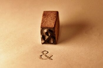 Test de cultură generală. Ce litere combinate reprezintă semnul „&”?