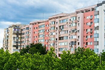 Ce responsabilități are proprietarul în cazul restanțelor chiriașului la întreținere. Ce spune legea și cum se pot (…)