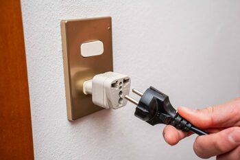Cele 11 electrocasnice pe care ar trebui să le scoți întotdeauna din priză când pleci de acasă pe perioade mai (…)