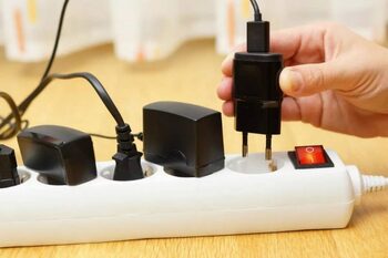 Cele 7 dispozitive din casă pe care nu trebuie să le conectezi la prelungitor. Explicațiile unui electrician
