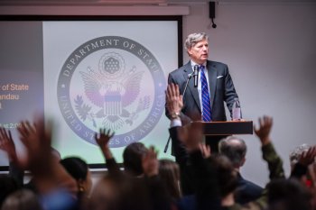 Șantajul armelor: Un oficial de rang înalt din SUA ceartă Europa că vrea să cumpere mai mult din producția internă