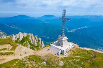 Cum a fost urcată Crucea Caraiman până la 2.291 metri altitudine, în anii ’20? Construcţia de aproape 40 de metri a (…)