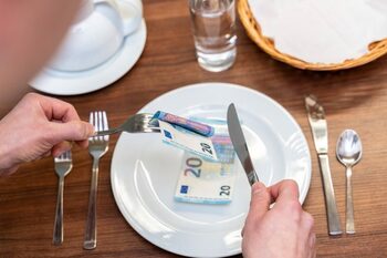 Cum te fac chelnerii să le dai mai mult bacşiş? Detaliile la care să fii atent data viitoare când mergi la restaurant