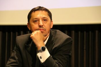 Temele făcute de elevi cu inteligența artificială reprezintă furt? Ministrul Educației: Nu poți să-i spui chiar furt