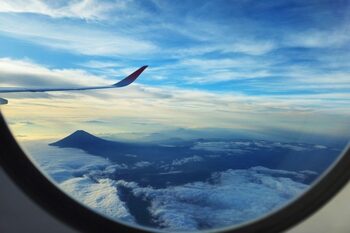 De ce ar trebui să eviți locul de la geam în avion. O însoțitoare de zbor dezvăluie riscul la care sunt expuși pasagerii