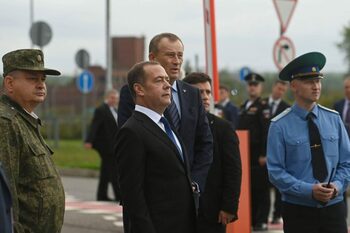 Dmitri Medvedev, decorat de Vladimir Putin cu Ordinul Meritului pentru Pace