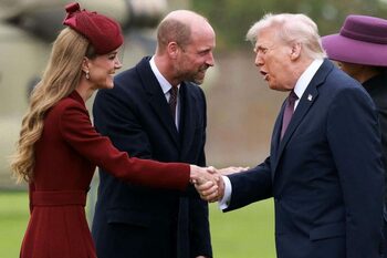 Donald Trump a fost fermecat de Kate Middleton. Un expert în citirea pe buze a dezvăluit cele trei cuvinte pe care i (…)