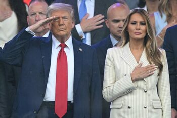 Donald Trump, acuzat de internauţi că o ţine ascunsă pe Melania Trump. Cine ar fi lângă preşedinte la evenimente, de (…)
