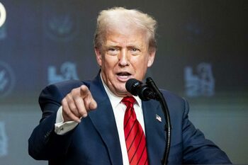 Donald Trump, apariție bizară. A urcat pe acoperișul Casei Albe și dădea indicații ciudate. Ce pune la cale liderul SUA