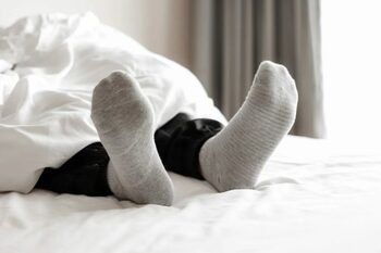 Dormi cu șosete în picioare? Psihologii au dezvăluit ce spune acest obicei despre personalitatea ta