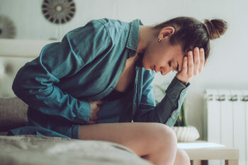 Durerile menstruale severe din adolescență cresc riscul de dureri cronice la vârsta adultă