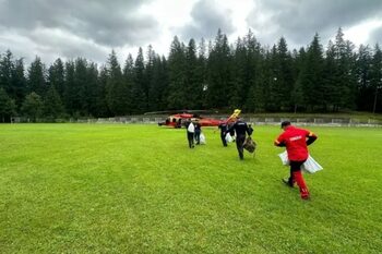 Elicopter SMURD Black Hawk, folosit pentru a transporta 300 kg de brânză de la stânele izolate din Broșteni