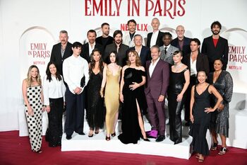 Moarte subită la filmările pentru serialul „Emily in Paris”: Producția a fost suspendată