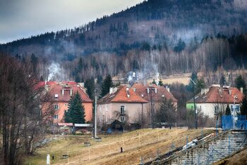 Mai puține emisii industriale în România, însă gospodăriile poluează tot mai mult