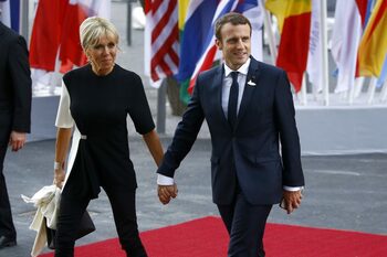 Emmanuel şi Brigitte Macron, surprinşi în vacanţă împreună. Cei doi au ales să se relaxeze pe un iaht, imagini rare (…)