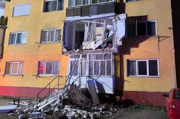 Explozie puternică într-un apartament din Bihor. Proprietara s-a prăbușit cu balconul în urma deflagrației