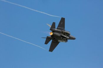 Cum s-a prăbușit un avion F-35 în Alaska. Pilotul a vorbit 50 de minute cu inginerii înainte de a se catapulta (Video)