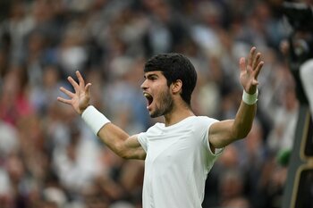 Carlos Alcaraz, dublu deţinător al titlului, s-a calificat în turul doi la Wimbledon după un meci de patru ore şi (…)