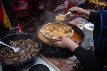 SONDAJ G4FOOD | Aproape 30% dintre respondenți spun că sarmalele sunt definitorii pentru bucătăria românească / (…)