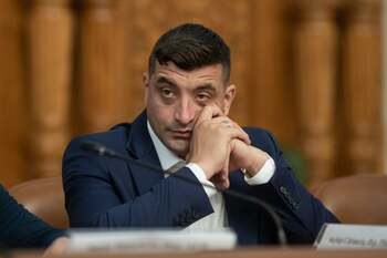 Simion, discurs de la tribuna Parlamentului, deşi anunţase că parlamentarii opoziţiei nu intră în sala de şedinţe în (…)