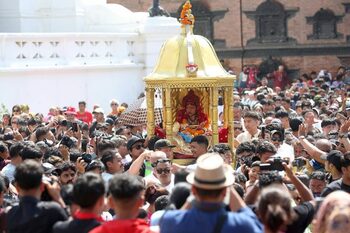 O fetiță de 2 ani devine „zeiță pe pământ” pentru nepalezi. „Kumari” venerată de hinduși și budiști