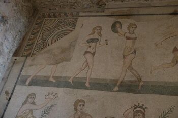 Flip-flops de pe vremea Imperiului Roman. Misterul mozaicului descoperit în Sicilia