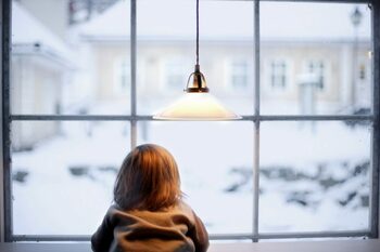 Folia termoizolantă pentru ferestre: cu cât poate să scadă factura la curent. Ce este și cum se montează corect