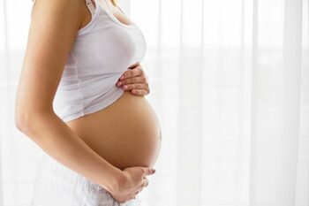 Guvernul pregătește o tăiere dură pentru mame: indemnizațiile pentru creșterea copilului ar putea scădea la 75%