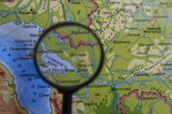 Harta teritoriilor din Ucraina care ar urma cedate, atârnată în Biroul Oval imediat după plecarea presei