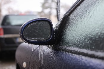 Polei pe DN 18, în Pasul Prislop, spre judeţul Suceava / Drumarii intervin cu material antiderapant / Ceața (…)