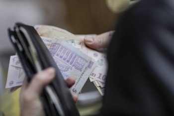 Premierul Ilie Bolojan discută, miercuri, cu Consiliul Tripartit, despre valoarea salariului minim de la 1 ianuarie 2026