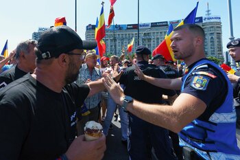 FOTO LIVE Protest anti-guvernamental în Piaţa Victoriei, la care participă sute de oameni / Manifestanții au plecat (…)
