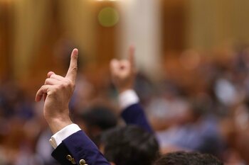 Moţiunea de cenzură inițiată de AUR- prezentată în parlament / Guvernanții, „olimpici pe podiumul rușinii”, se arată (…)
