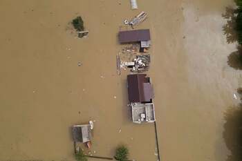 Trei morţi, drumuri inundate, camioane scufundate şi 1.000 de persoane evacuate / Vestul Coreei de Sud este devastat (…)