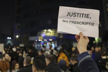 „Hoții prinși, nu prescriși”. Protest cu sute de oameni în fața CSM. Manifestanții au cerut demisii la vârful (…)