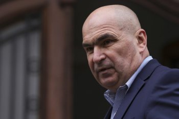 VIDEO Ilie Bolojan, huiduit puternic la Alba Iulia, unde sunt mii de susținători AUR și ai lui Georgescu / Scandări (…)