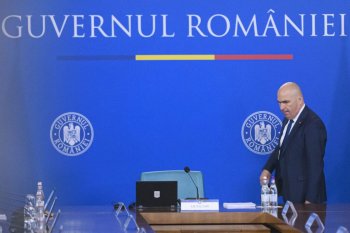 ONG-uri și jurnaliști acuză Cabinetul Bolojan de „opacitate și agresivitate” față de presă