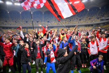 Imagini senzaționale cu Florentin Petre și Zeljko Kopic după Dinamo – CFR Cluj 2-1. Fanii au invadat terenul și a (…)