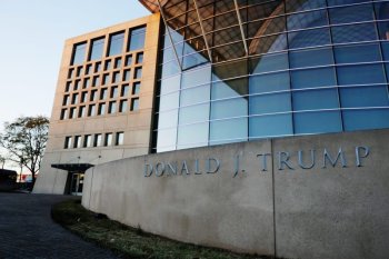 Cultul personalității lui Trump ia amploare în SUA. Prestigioasa instituție creată de Congres, rebotezată „Donald J. (…)