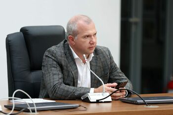 Lider PSD contestă cifrele lui Bolojan din administrația locală: „N-ai cum să faci o operație fină cu TOPORUL. Îți (…)