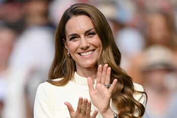 Kate Middleton, cea mai îndrăzneață schimbare de look de până acum. Prințesa a fost fotografiată în mașină, alături (…)