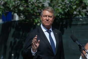 Klaus Iohannis, o nouă schimbare. După ce s-ar fi zvonit că ar fi apelat la intervenţii estetice, fostul preşedinte (…)