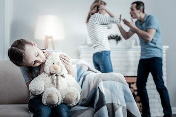 Lege nouă pregătită în România pentru protecția victimelor violenței domestice. Măsurile de care ar putea beneficia