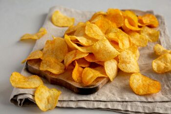 Mâncare nesănătoasă, dar mai puțin dăunătoare: Ce recomandă experții în nutriție dacă poftești la „junk food”