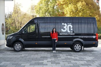 A List livrează cele mai noi trenduri din fashion cu ajutorul unui Mercedes-Benz Sprinter. Andreea Esca: „Putem (…)