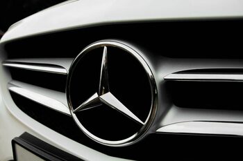 Profiturile Mercedes-Benz plonjează din cauza vânzărilor slabe și a tarifelor americane