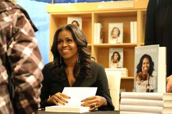 Michelle Obama ajunge la miezul nopţii la Bucureşti şi participă la a doua ediţie a unui eveniment de business şi (…)