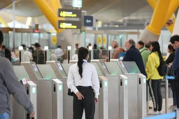 Motivul pentru care pasagerii care ajung pe Aeroportul „Henri Coandă” nu pot trece cu recipiente mai mari de 100 de (…)