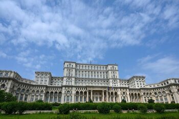 O femeie a fost prinsă la Palatul Parlamentului cu șase cuțite asupra ei