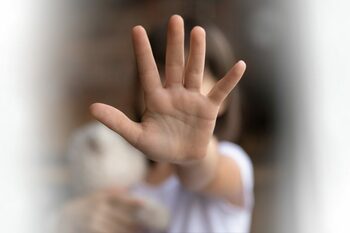 O mamă din Botoșani, plecată la muncă în străinătate, încearcă disperată să își scoată copilul de la Psihiatrie, (…)